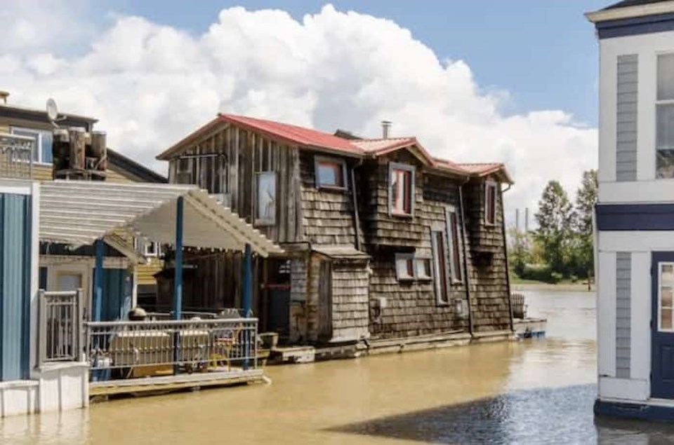 floating-cabin-fraser-river