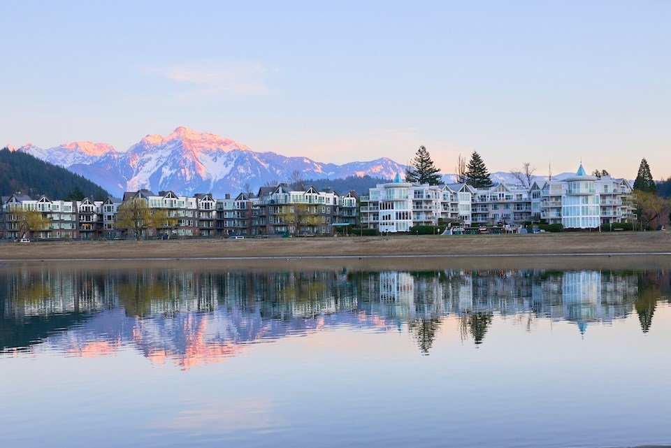 harrison-hot-springs-resort-lake