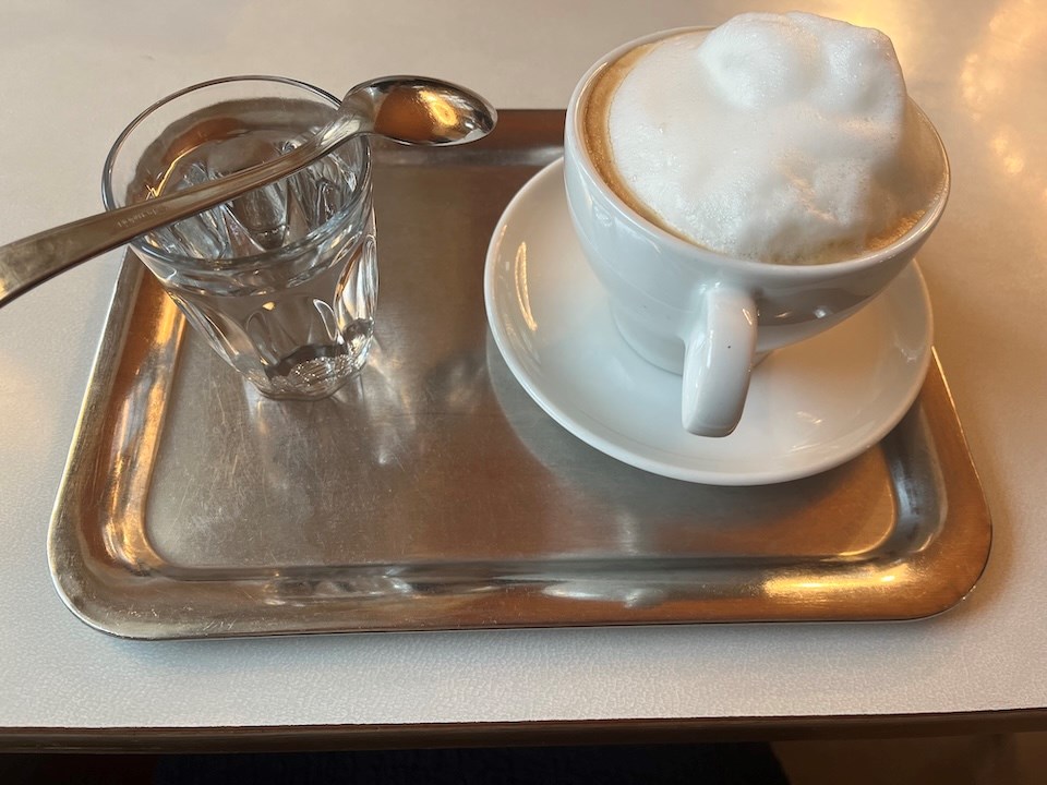 melange-coffee-with-washing-glass