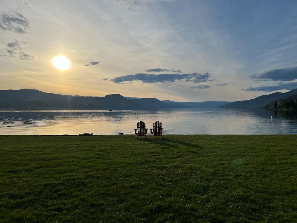 naramata-view-lake-sandy-beach-lodge