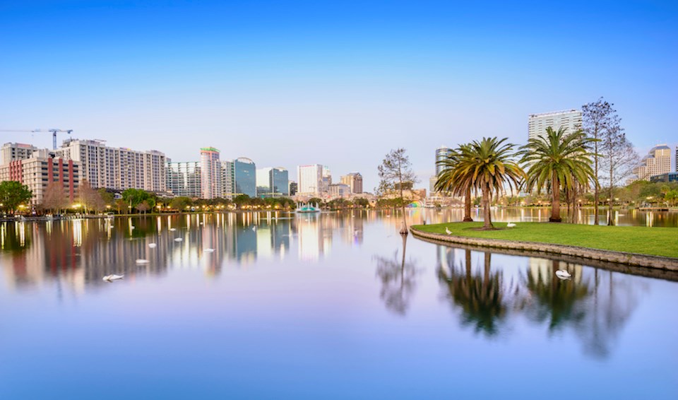 orlando-lake-with-swans