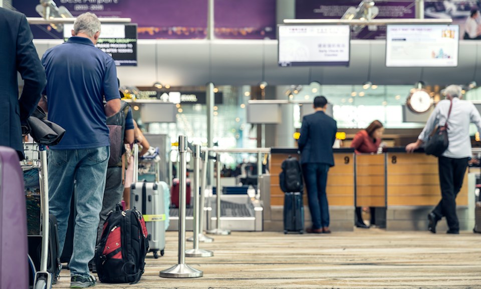 people-lined-up-airport