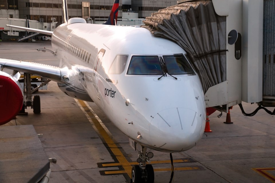 porter-airlines-aircraft-airport-flights-gate