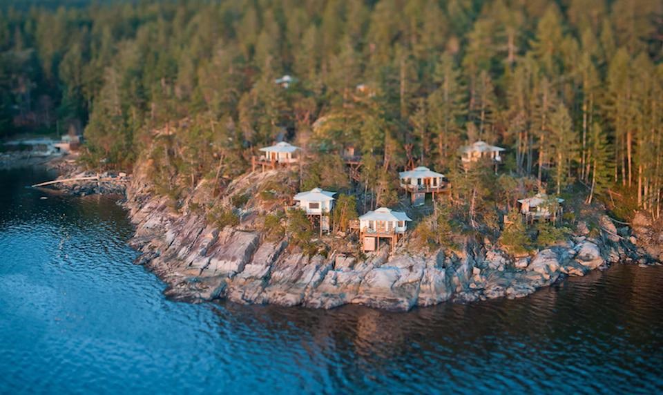 Located on the Sunshine Coast, the Rockwater Secret Cove Resort overlooks Halfmoon Bay and provides guests with a serene stay in a tent house complex.