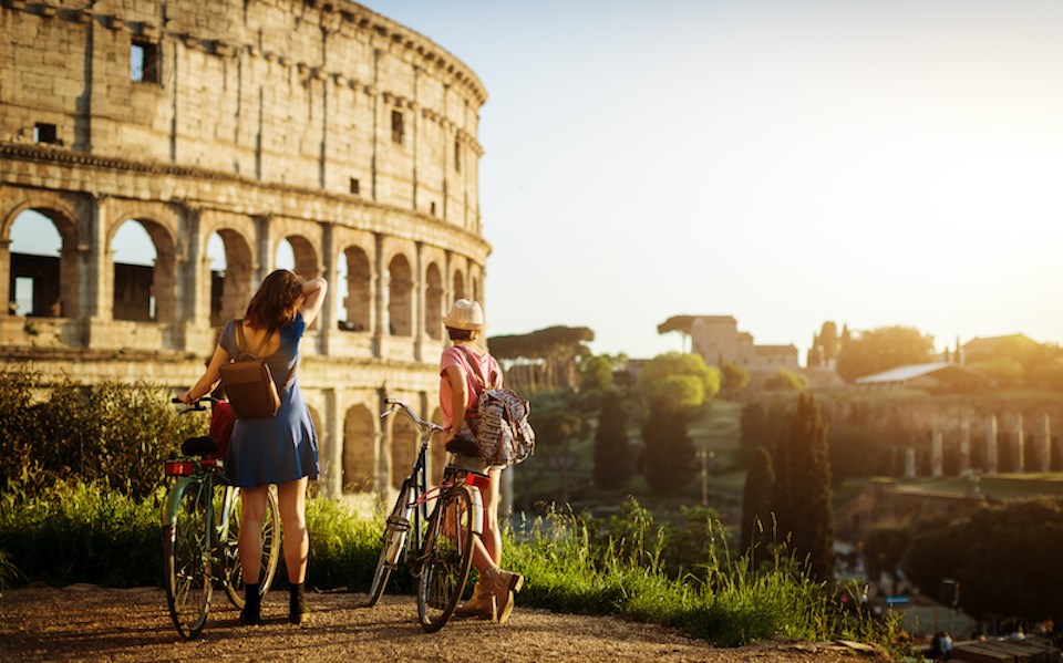 rome-girls-tourists-sunrise-bikes