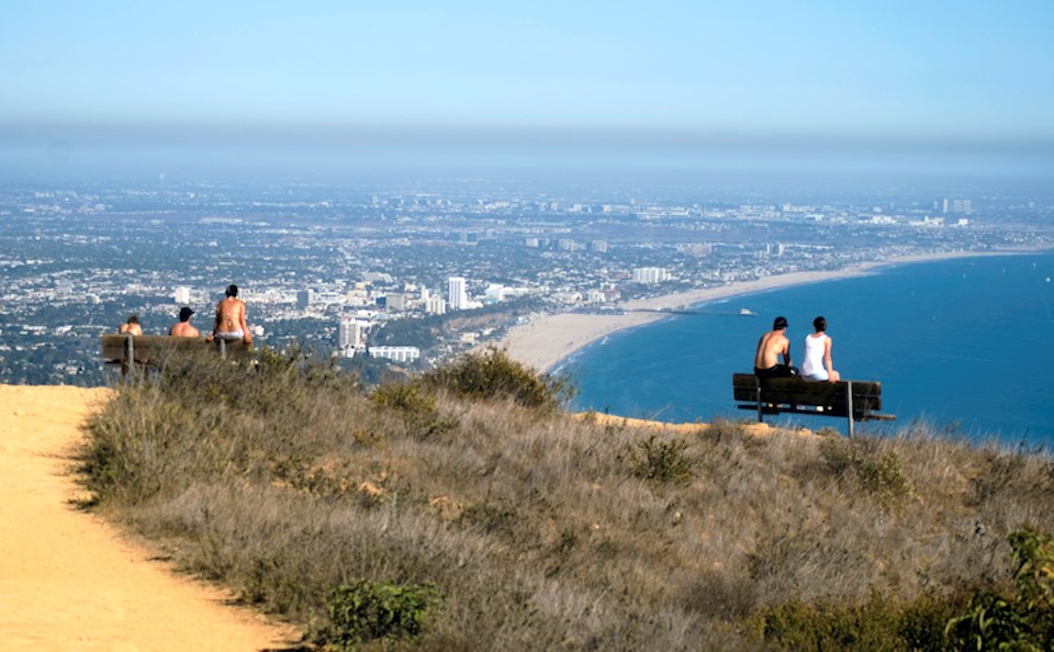 Travellers can fly from Los Angeles to 鶹ýӳwith Flair Airlines for under $40 on numerous dates in September 2024.