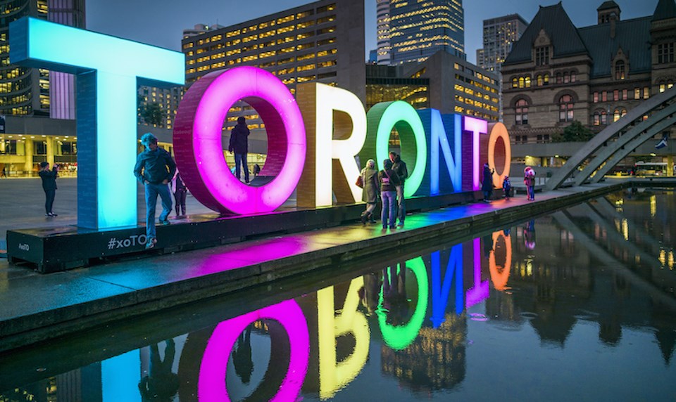 toronto-sign-downtown-people-pictures