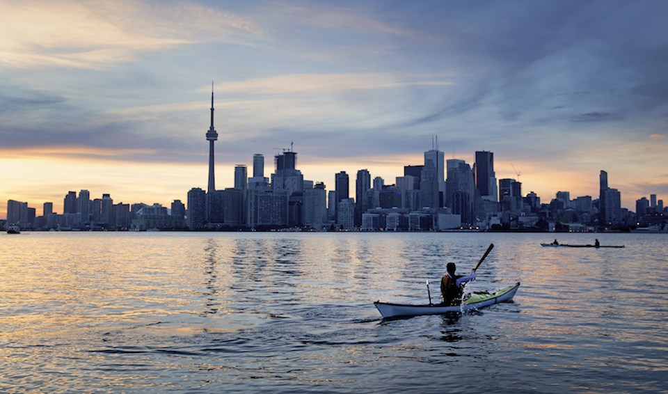 toronto-skyline-kayaker