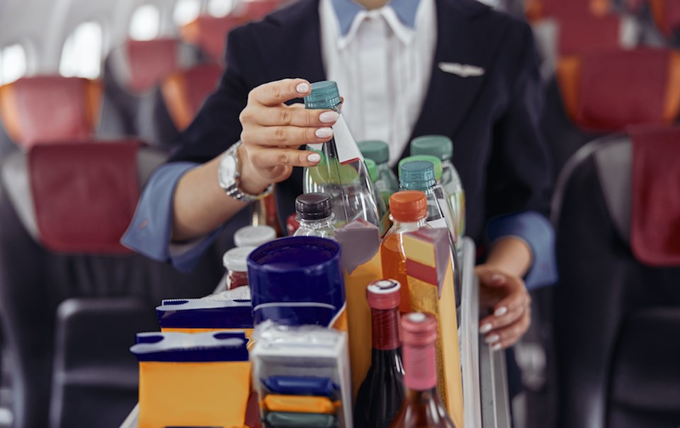 Air Canada's North American flights, including those to/from 鶹ýӳwill include beer, wine, and a new snack selection for economy passengers, starting in summer 2024. 