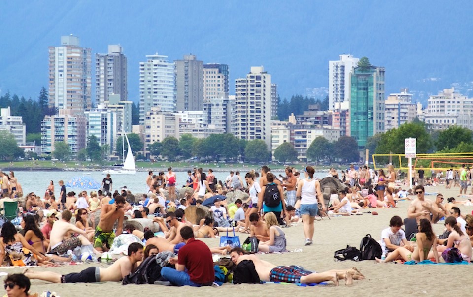 vancouver-kitsilano-beach-people