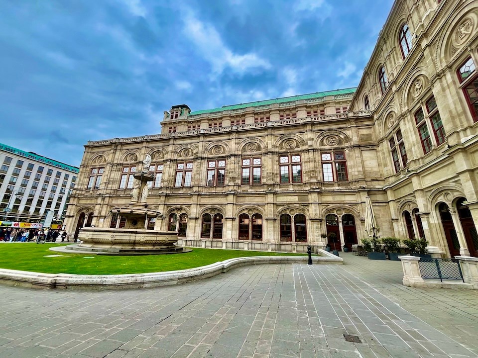 vienna-state-opera-fountain-2