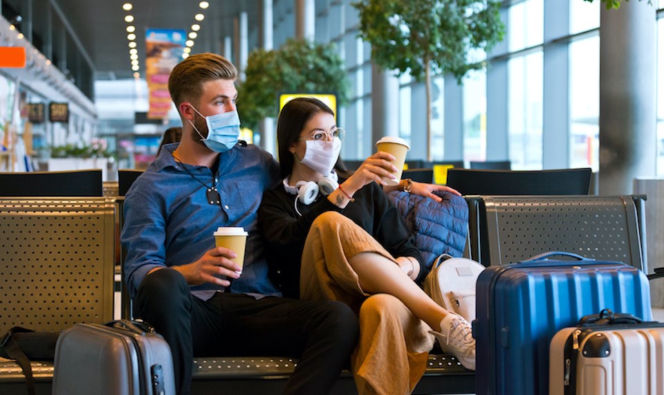 airport-couple-flying-luggage