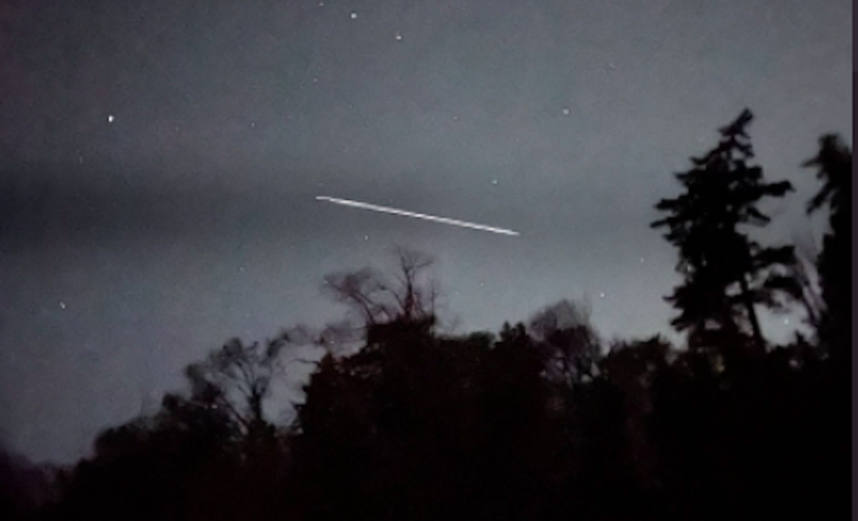 Vancouverites share video of bright streak of light in sky Vancouver