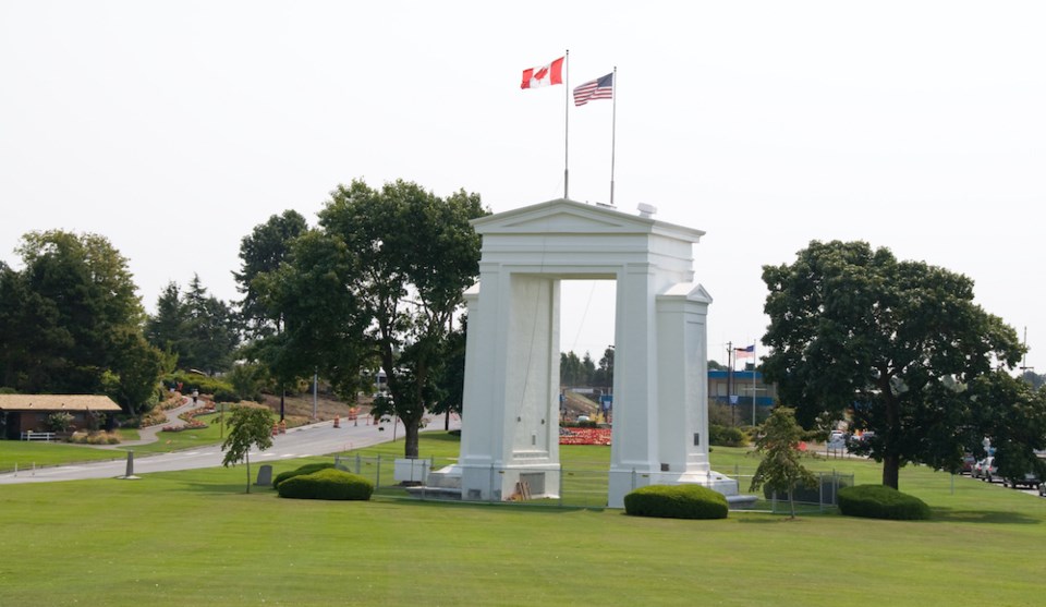 canada-us-border-crossing-peace-arch