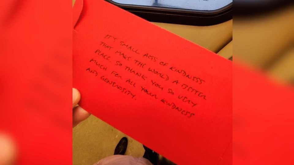 kind-note-handed-out-on-vancouver-bus