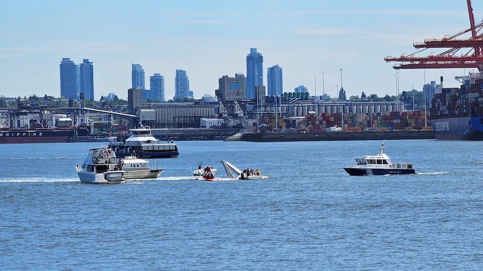 Float plane crashes into boat and sinks in Vancouver harbour North Shore News