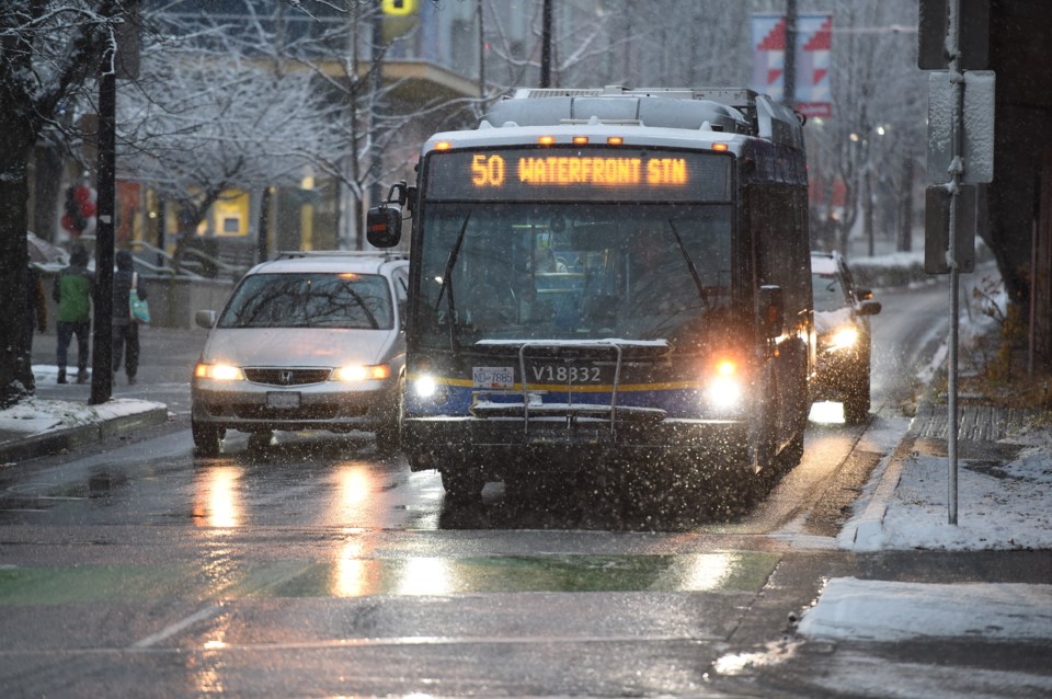 vancouver-bus-in-the-snow-downtown