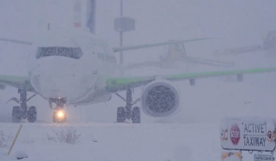 vancouver-weather-yvr-flight-cancellations-westjet-snowstormjpg