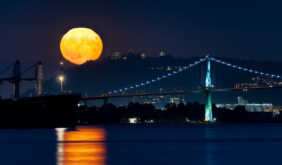 full-moon-vancouver-bridge-water