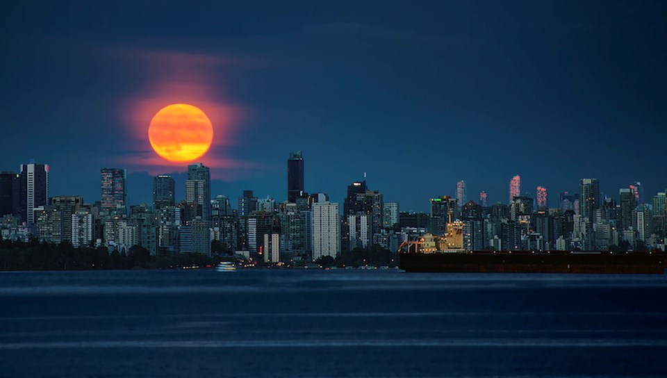 full-moon-vancouver-downtown-skyline