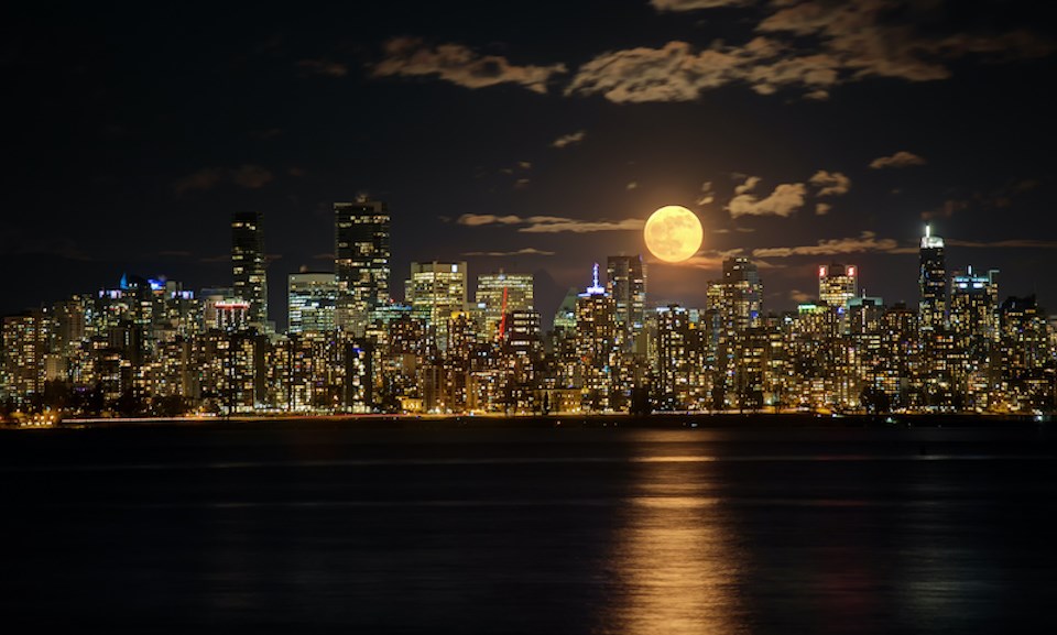 full-moon-vancouver-rising