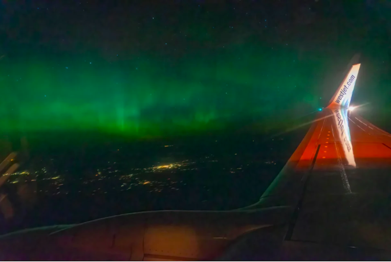 Vancouverite takes of northern lights from plane - Vancouver Is