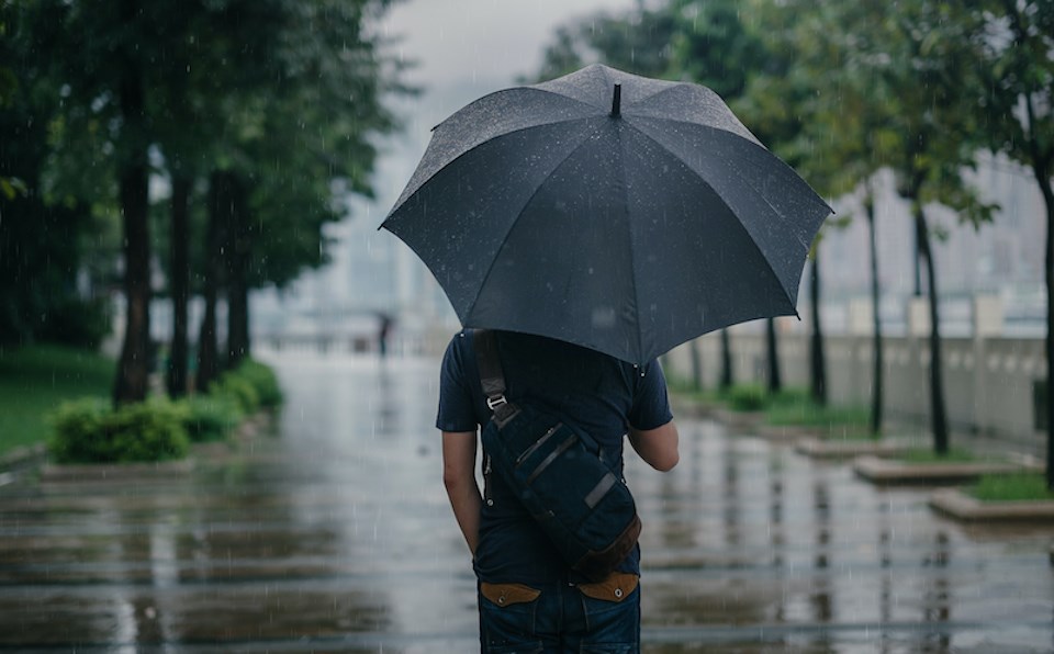 rain-vancouver-weather-umbrella-man-bag-on-back