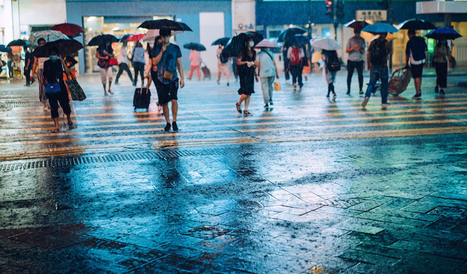 rainfall-heavy-umbrellas