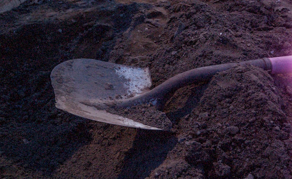 shovel-laying-the-dirt