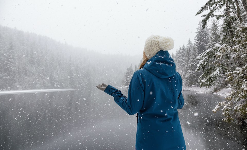 snow-falling-by-lake-vancouver-area