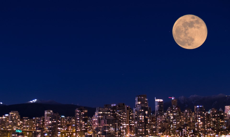 snow-moon-vancouver-skyline