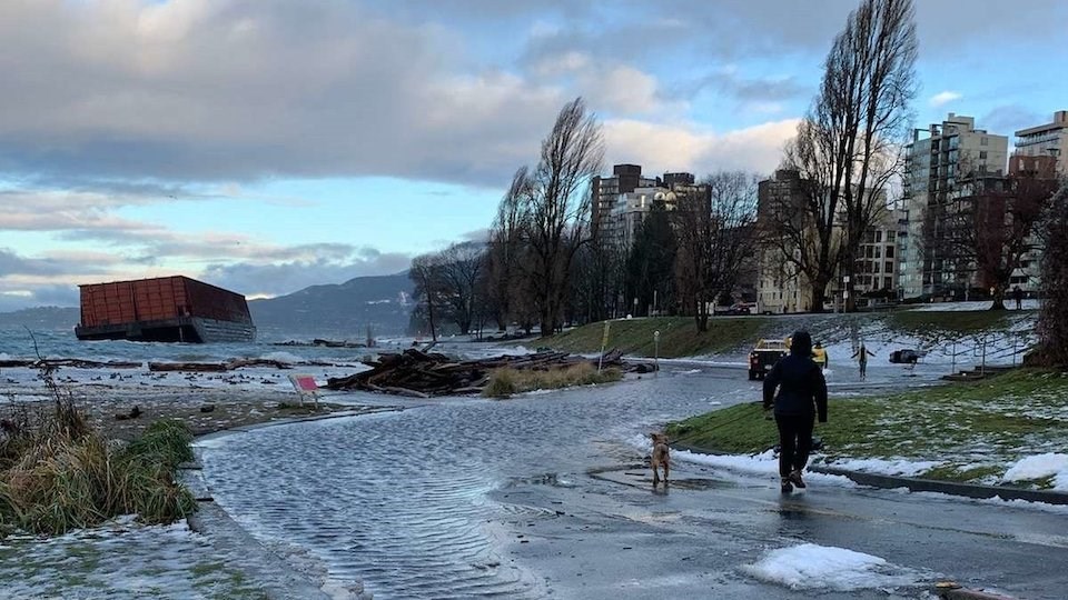 stanley-park-seawall-closes-wind-high-tides-january-2022