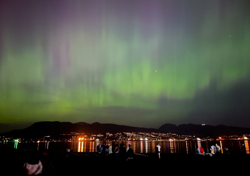 northern-lights-over-north-vancouver