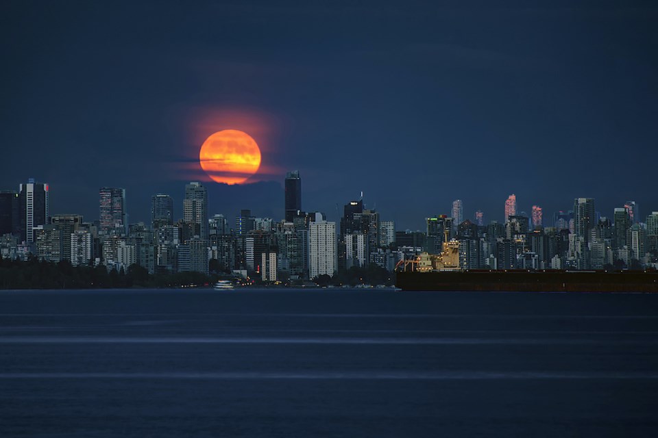 super-blood-flower-moon-vancouver-2021