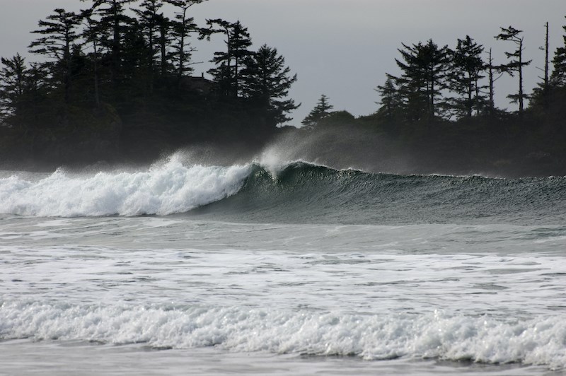 tofino-waves-breaking