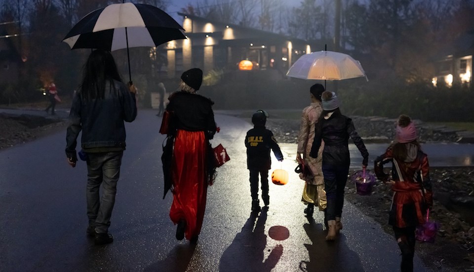 trick-or-treaters-halloween-costumes