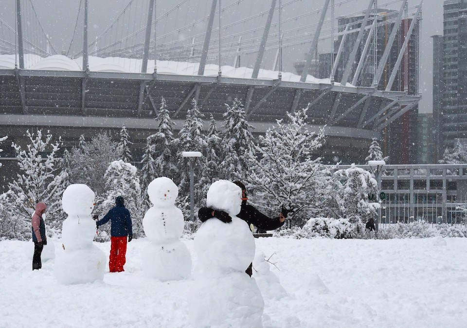 vancouver-weather-bc-place-snowmen-group