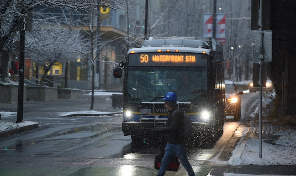 vancouver-weather-bus-snowfall-periods-2022