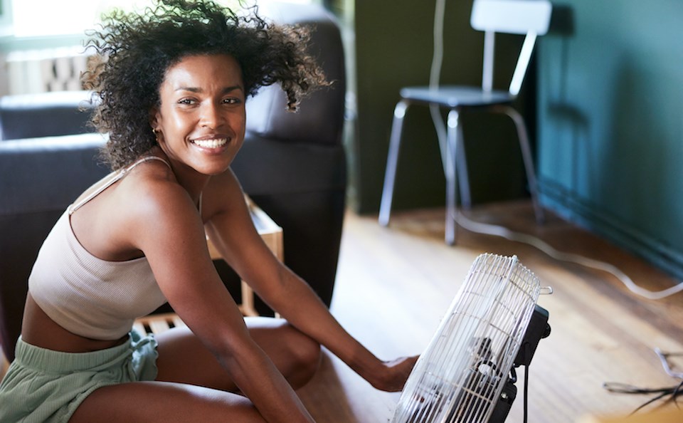 vancouver-weather-woman-keeping-cool-fan