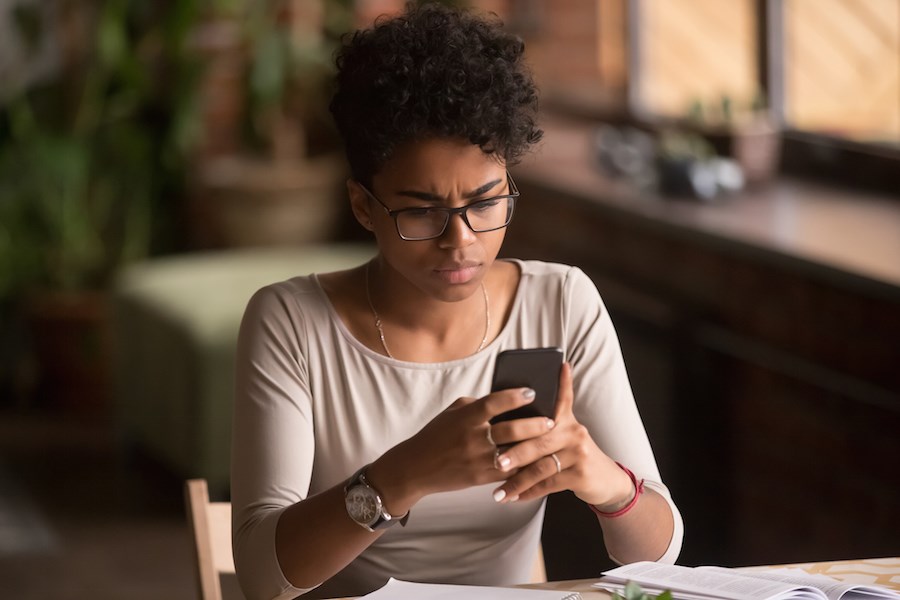 woman-cellphone-concerned