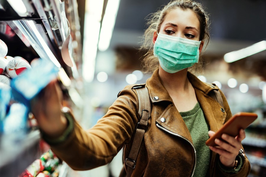 woman-face-mask-shopping