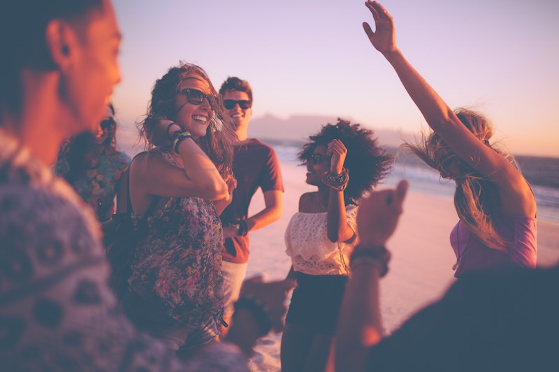 young-people-group-fun-beach-summer