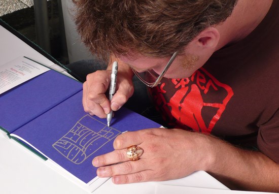 robert_signing_01