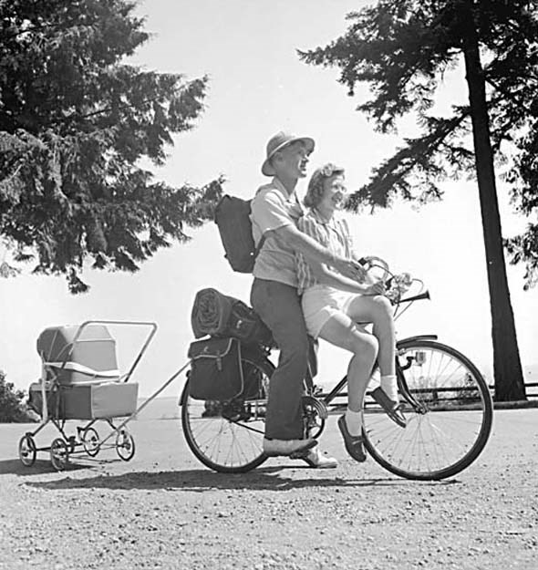 1943 - Pro Rec bike hike in Douglas Park.