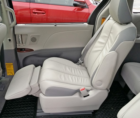 2014-toyota-sienna-recliner