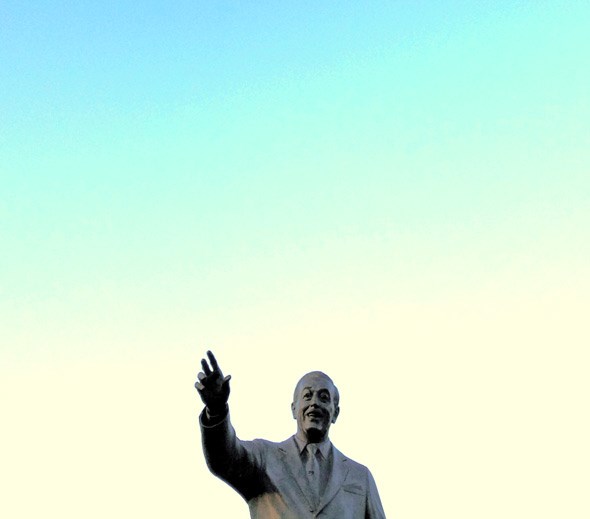 walt-disney-statue