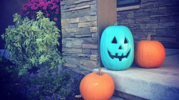  By painting a pumpkin teal, and you'll be letting trick-or-treaters with food allergies know that you're also handing out non-food items this Halloween. (rebekah_sue/Instagram)