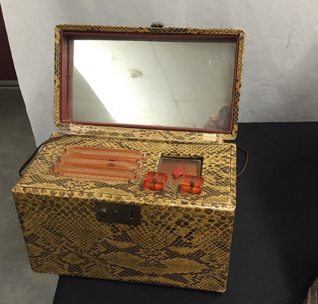  Found in the museum vault and brought out occasionally for tours, this ladies’ jewel box radio, circa 1947, is fashioned after a cosmetic box and marks the end of the art deco style era. 