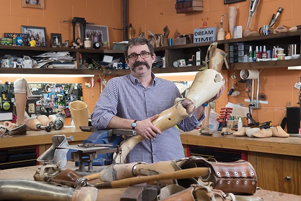  David Moe, prosthetic collector