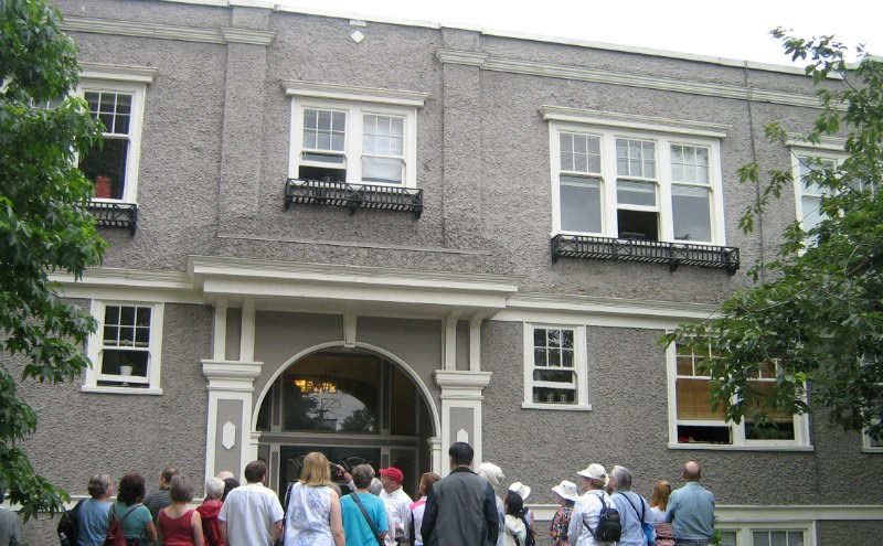  Historian John Atkin leading a West End walking tour. VHF photo